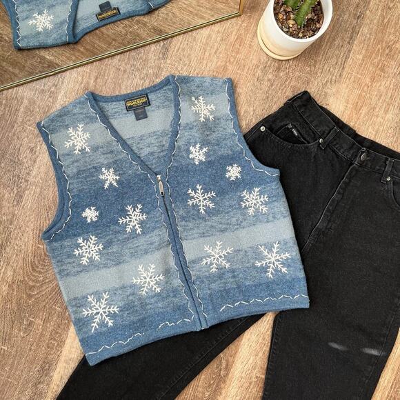 Woolrich Sweaters - Vintage Woolrich Blue Grey White snowflake embroidered full zip vest 100% Wool